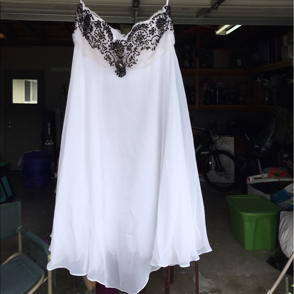 Elegant White strapless dress black blessing
