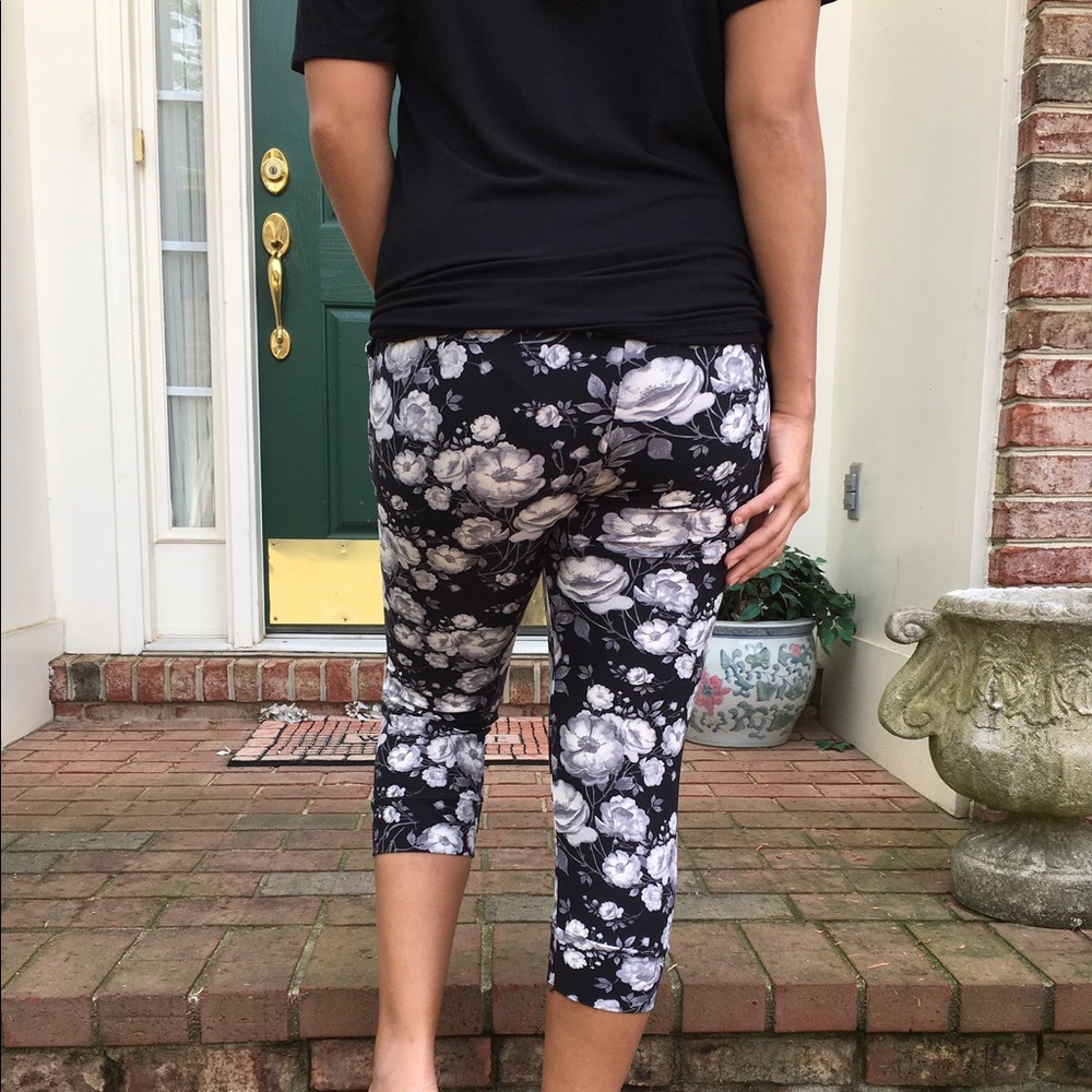 Black Floral Capri Leggings - Picture 3 of 4