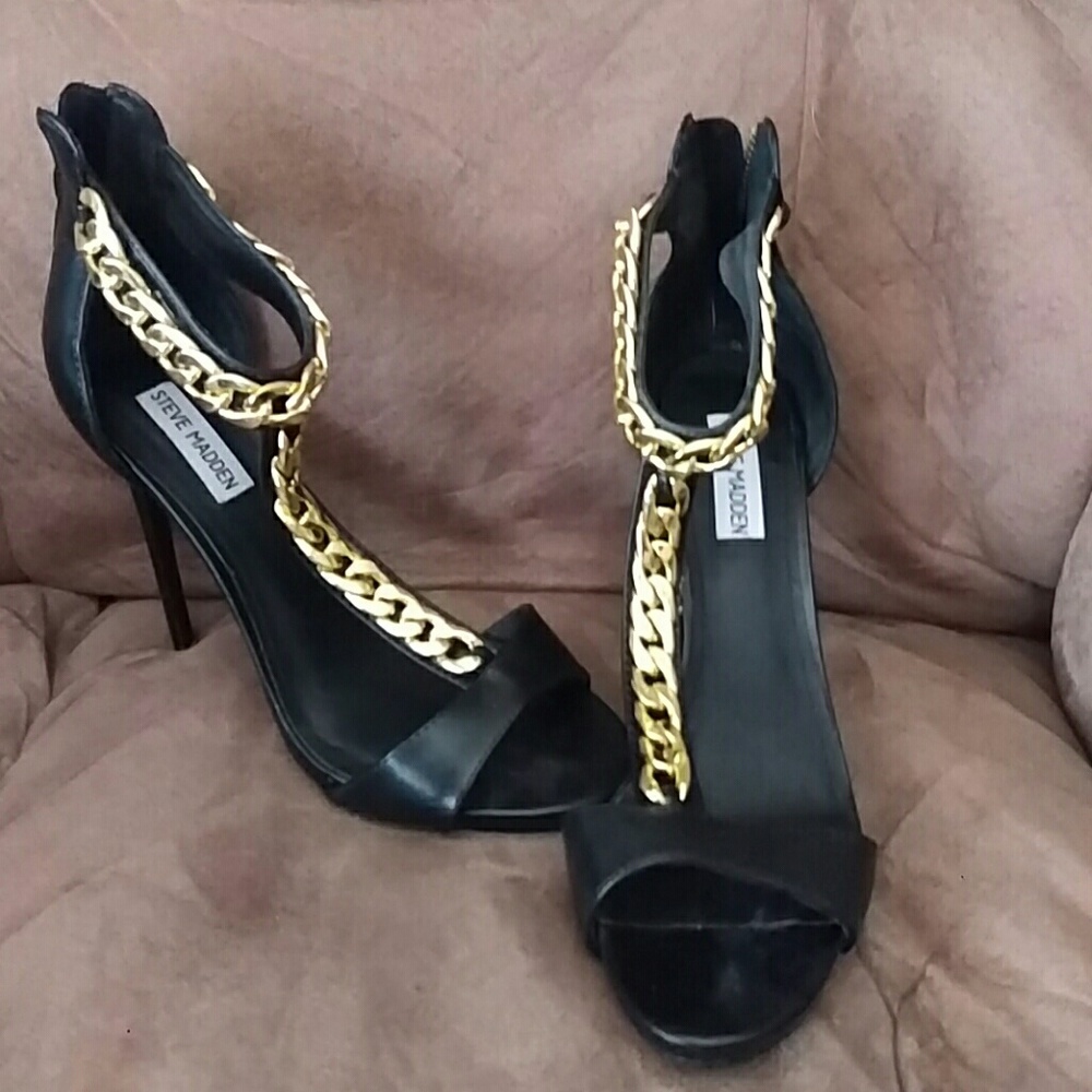 Black sandals with gold chain