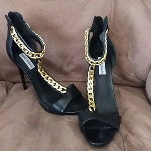 Black sandals with gold chain