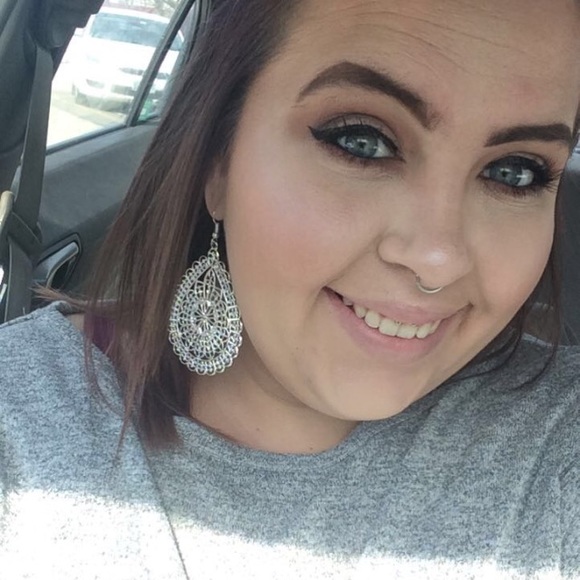 Meet your Posher, Kaitlyn - Picture 3 of 4