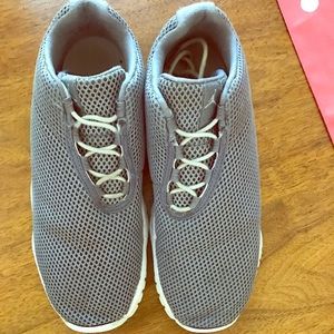 Boys Air Jordan "future low" size 4