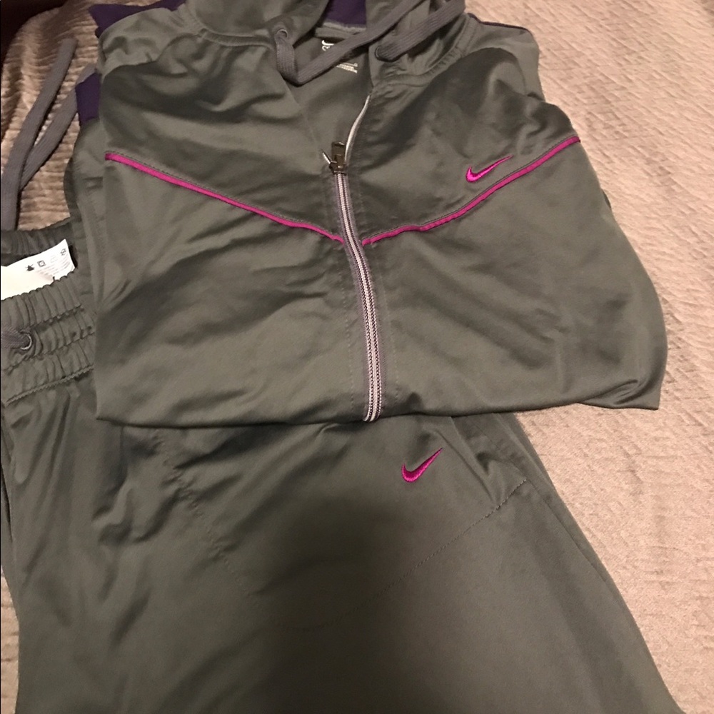 Nike jogging suit!!
