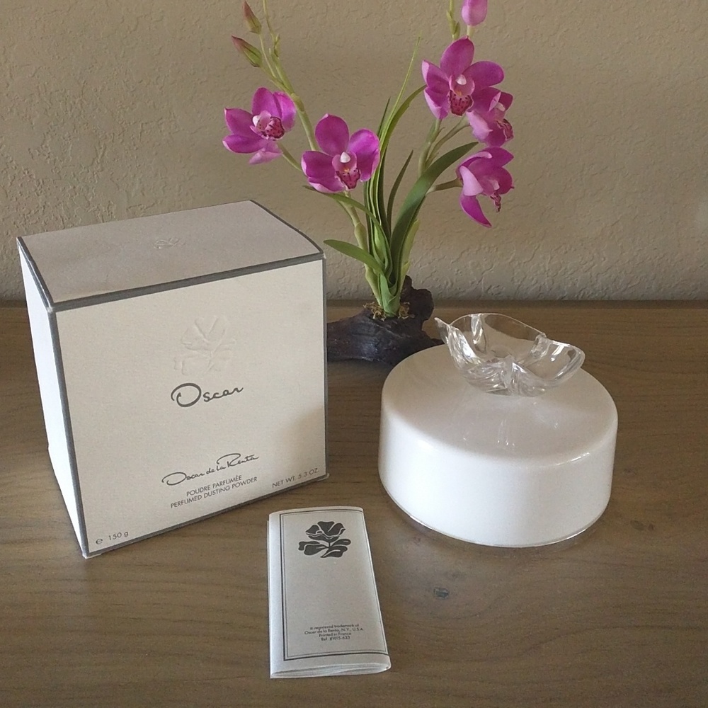 Oscar de la Renta perfumed Dusting powder NEW