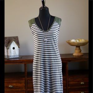 Sleeveless hunter green and white dress 💚💁🏻