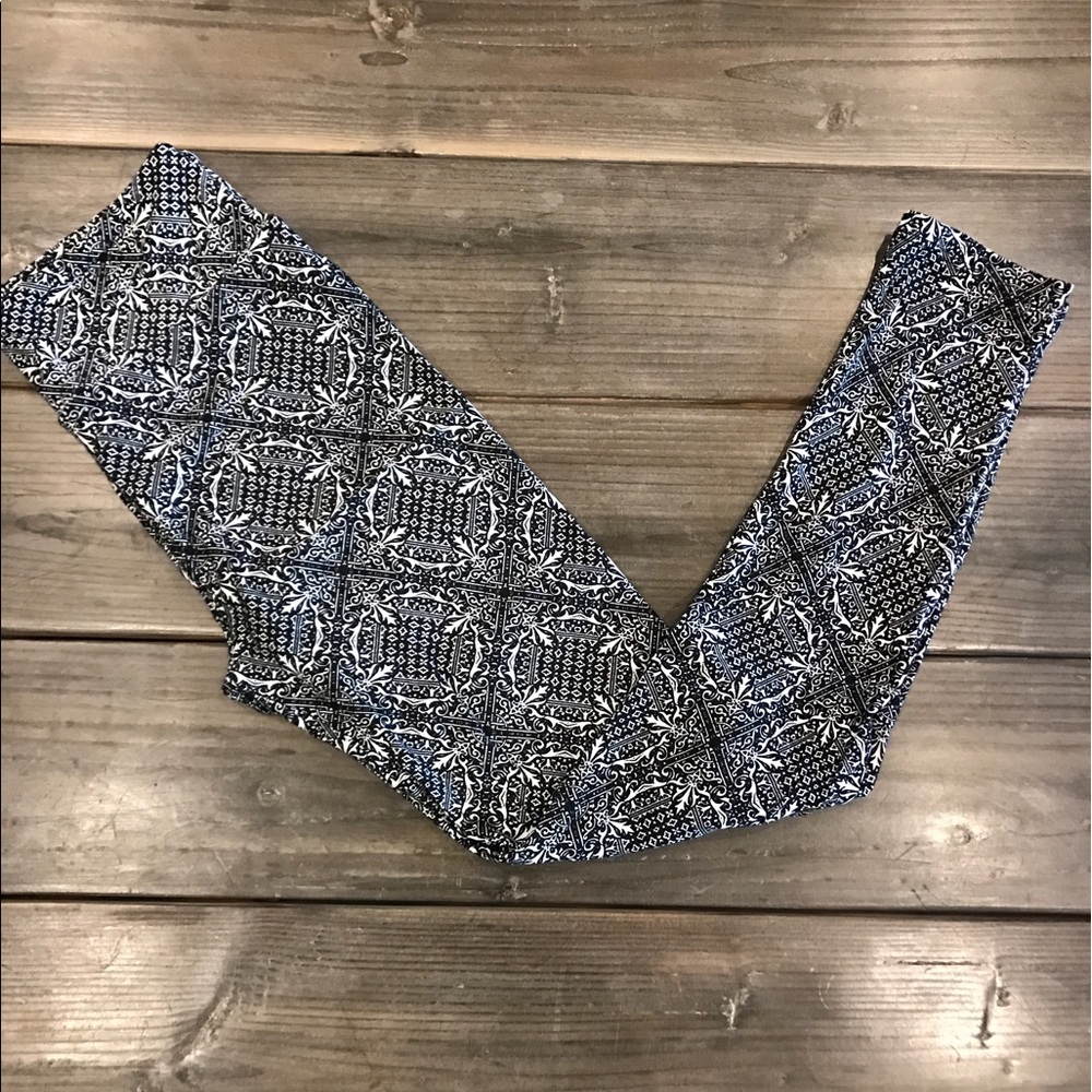 OS black & white LuLaRoe leggings