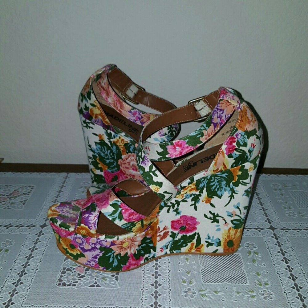 Floral print wedges
