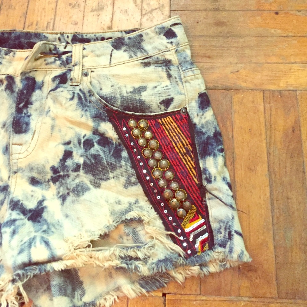 BDG mid rise acid wash shorts with pattern