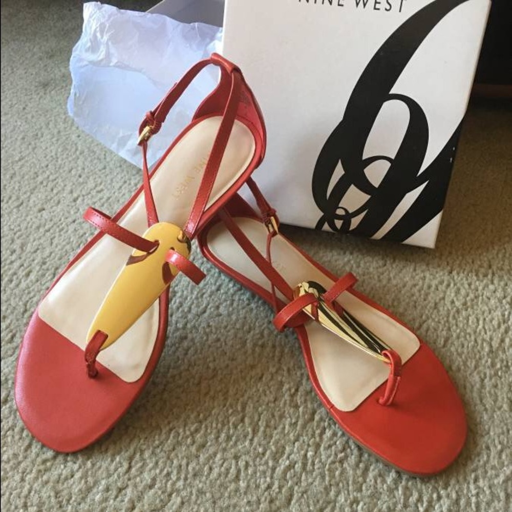 Nine West Sandals W 7M Orange w/ gold metal detail