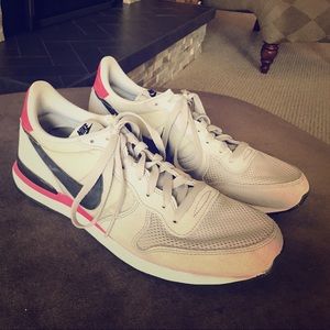 NIKE Internationalist