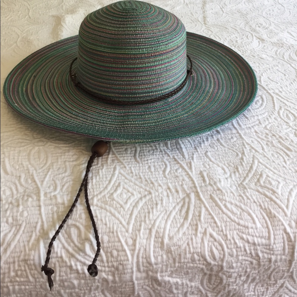 Hat - like new