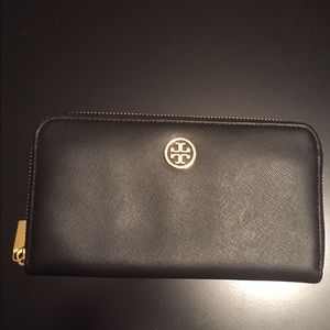 Tory Burch  
Robinson Zip Continental Wallet
