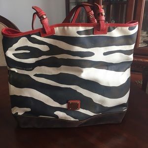 💯Authentic Dooney and Bourke Zebra Tote Bag