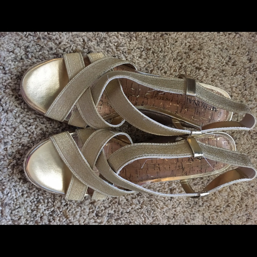 Women's size 8 gold wedge