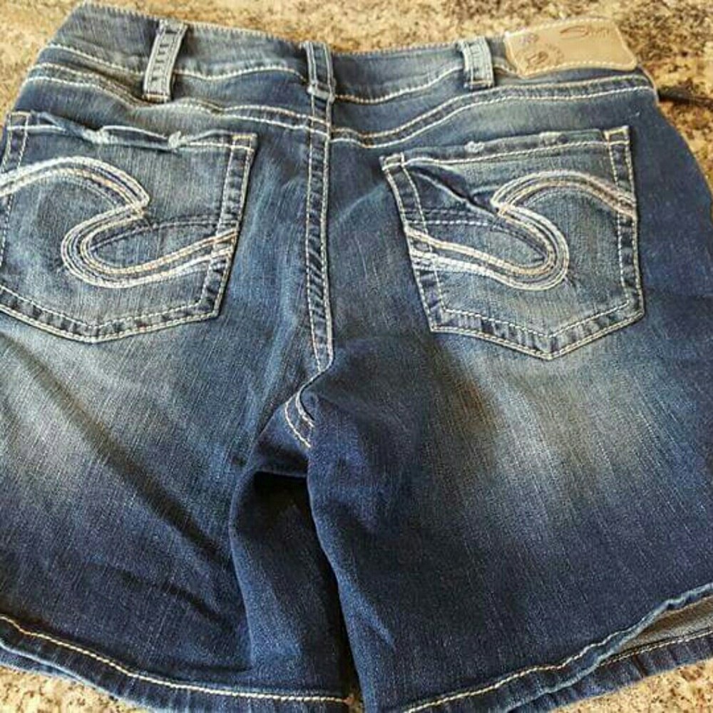 Silver SUKI shorts size 30W/4 1/2 L