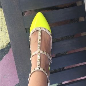 Neon yellow flats 💞
