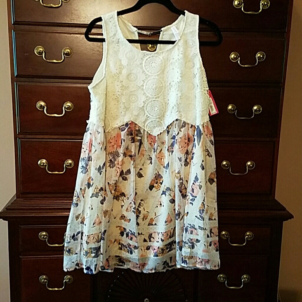 Dress Lace and flowers NWT
