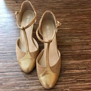 two-toned pump with classic T-strap