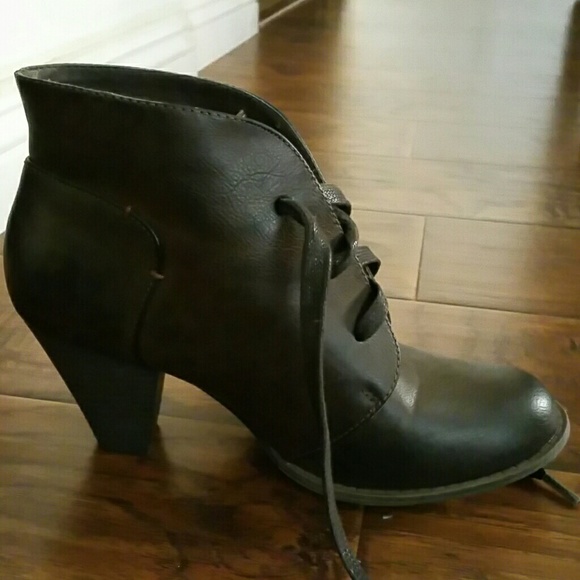 Shoes - Picture 2 of 3