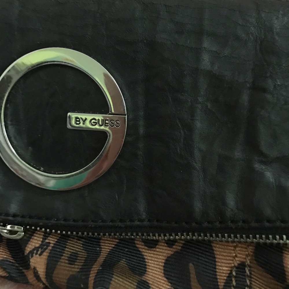 💕Guess 👛💕 - Picture 2 of 5