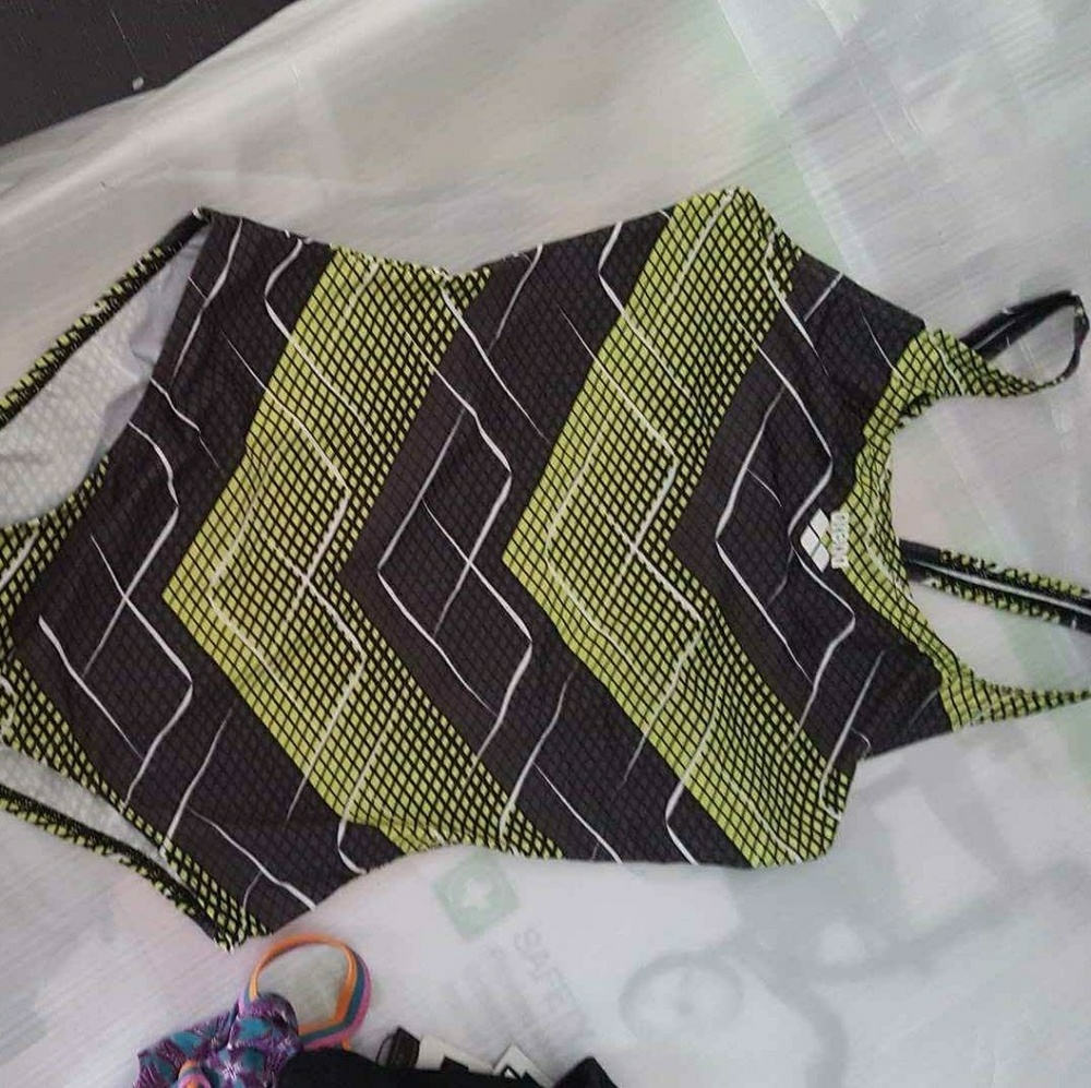 🌊👙New Chevron Print Arena Swimsuit - Picture 1 of 5