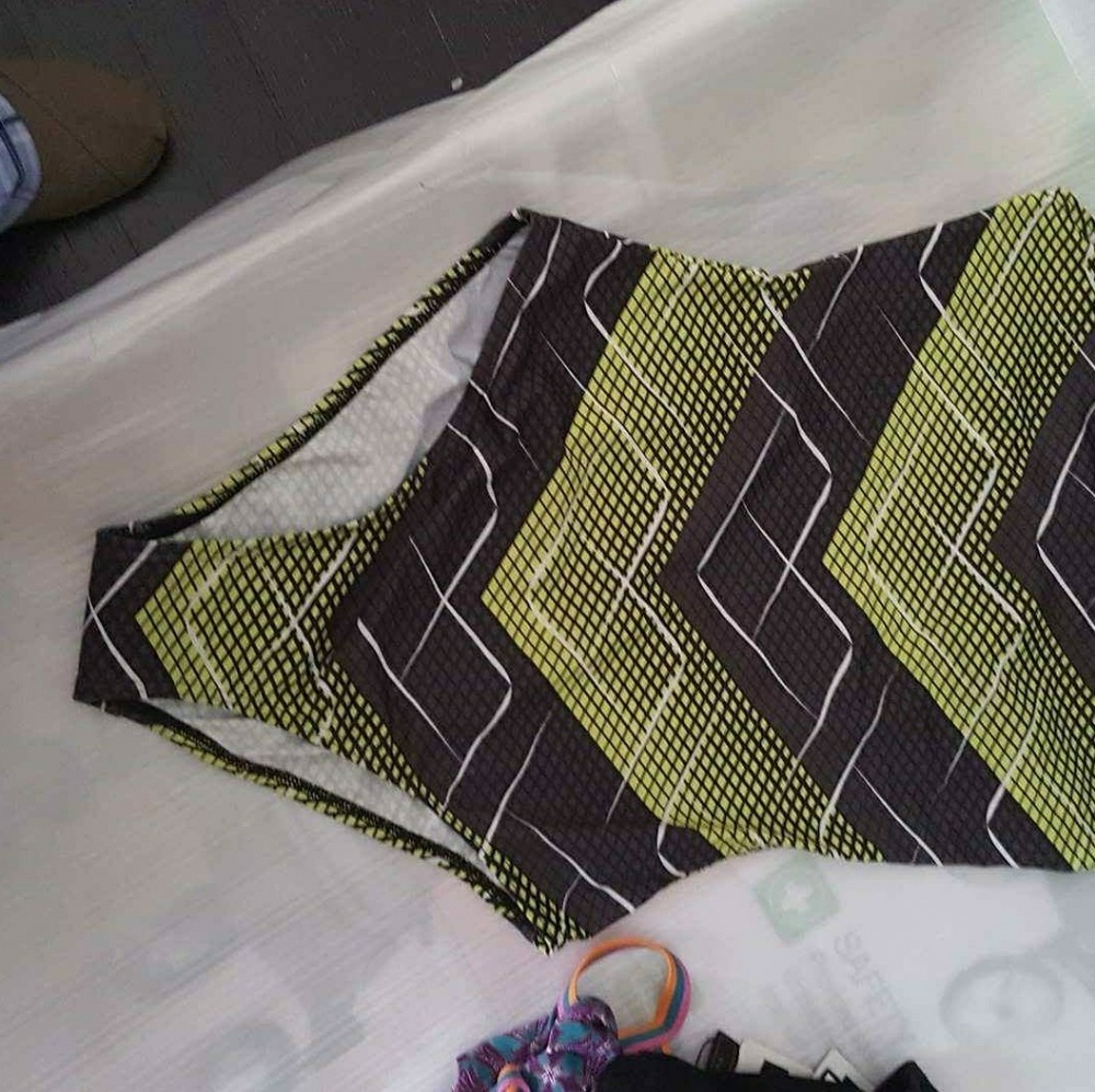 🌊👙New Chevron Print Arena Swimsuit - Picture 2 of 5