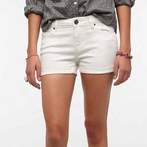 BDG Alexa Mid rise 5 pocket shortie. White size 28