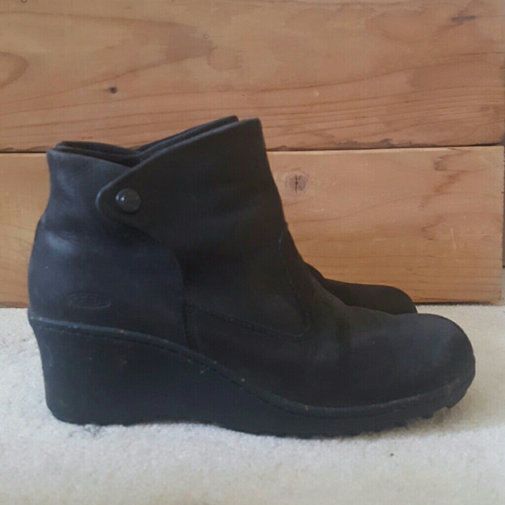 Super cute wedge Keen booties