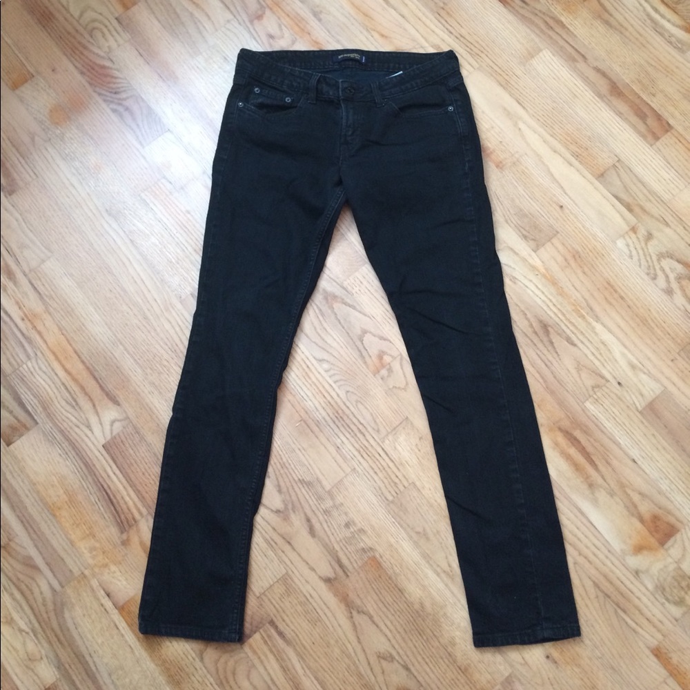 Black low cut Levi's size 9med
