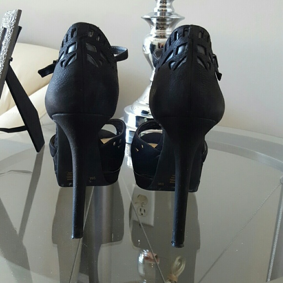 ***SOLD*** Gianni Bini Black platform heels - Picture 2 of 4
