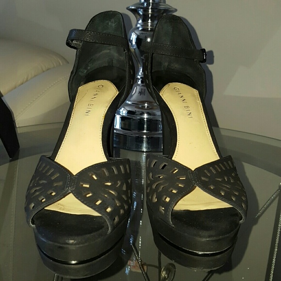 ***SOLD*** Gianni Bini Black platform heels - Picture 3 of 4