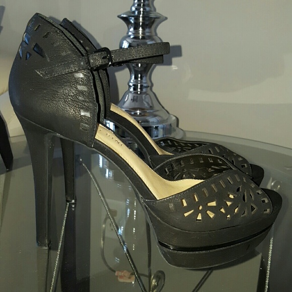 ***SOLD*** Gianni Bini Black platform heels - Picture 4 of 4