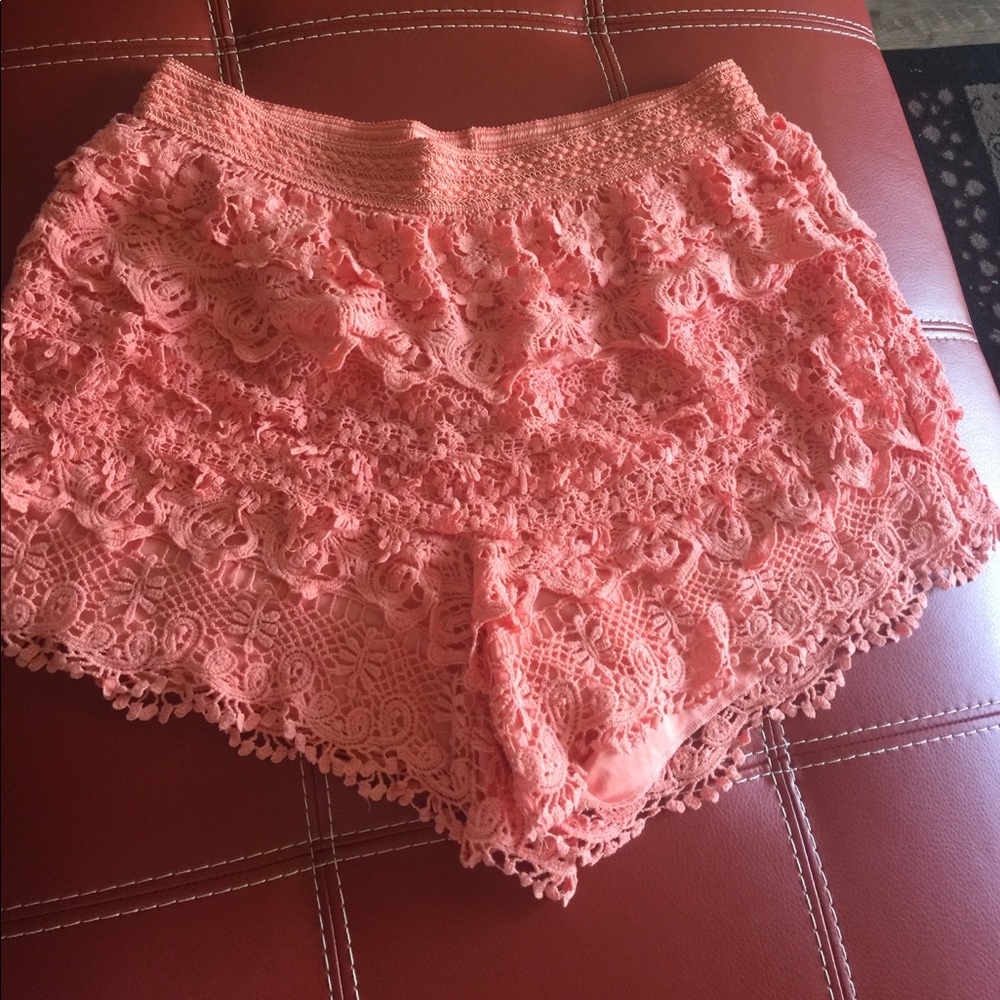 Ruffled crochet shorts