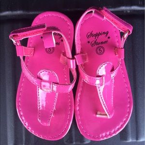 Bubble Gum pink girls size 5 sandals. (New)