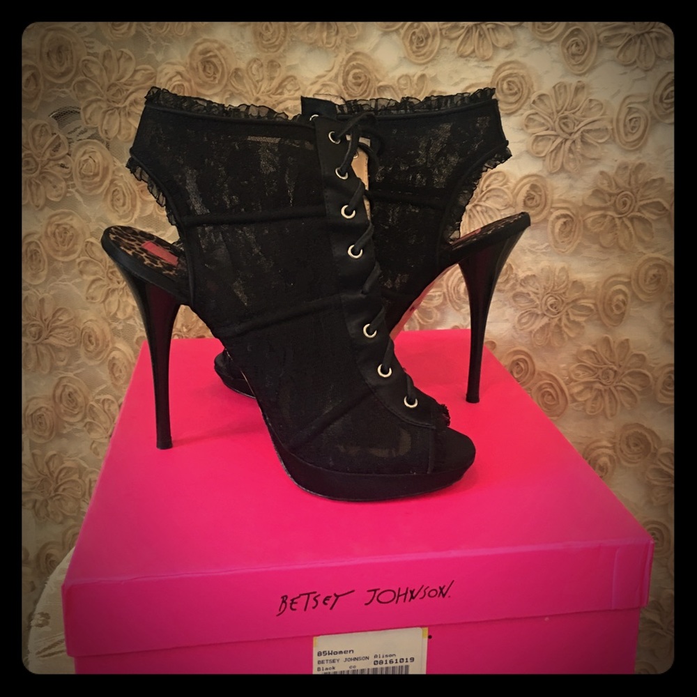 🔥FINAL PRICE🔥Betsey Johnson Heeled Booties 8.5