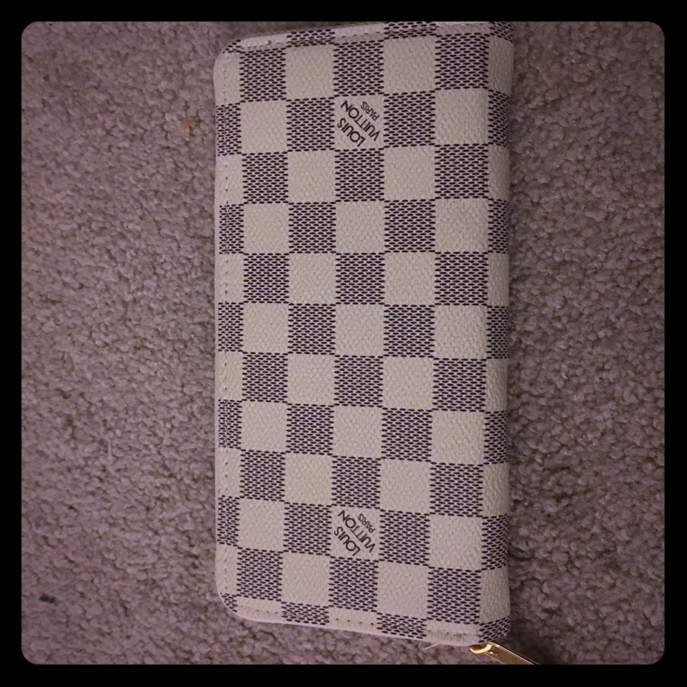Cream zipper wallet