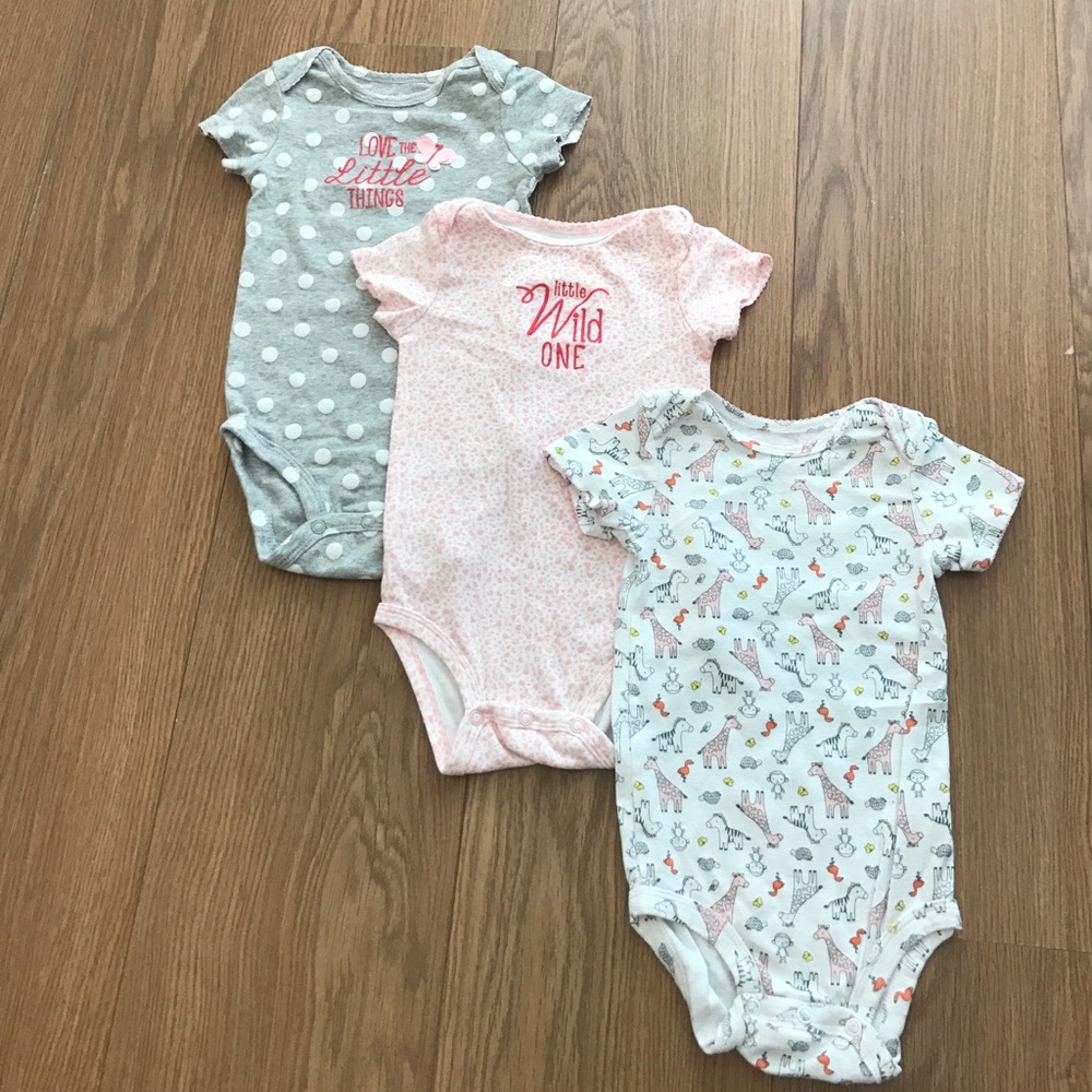 Carter's 18M onesies set for girls