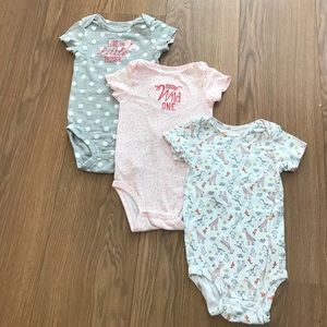 Carter's 18M onesies set for girls