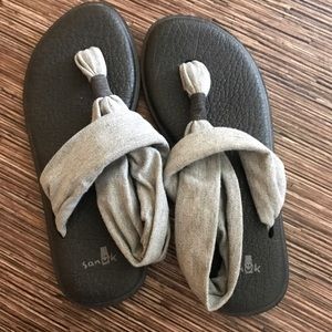 Sanuk Yoga sandal/ flip-flop. Wore once.