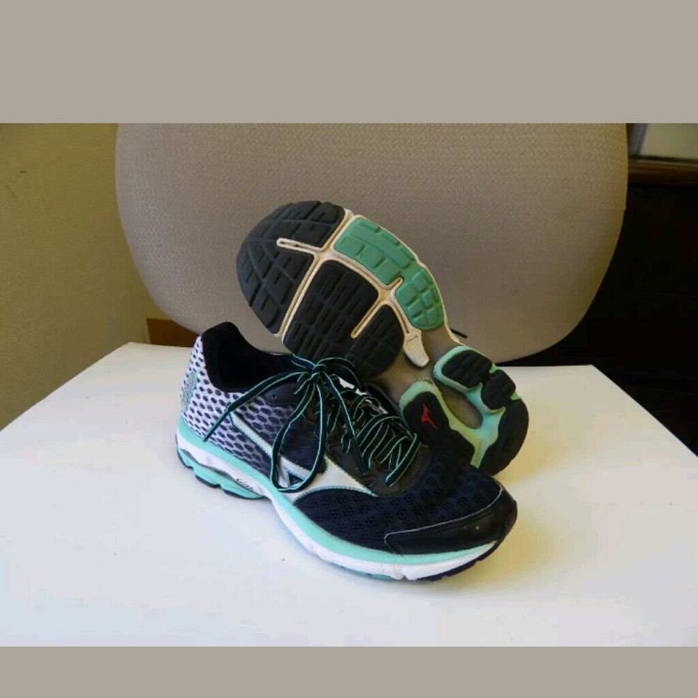 Womens Mizuno Wave Shoes sz 8