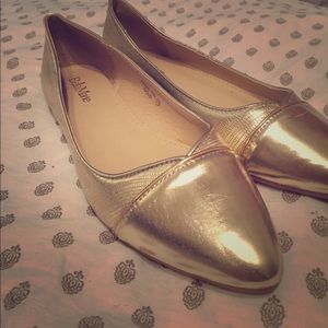 Metallic gold pointy toed flats