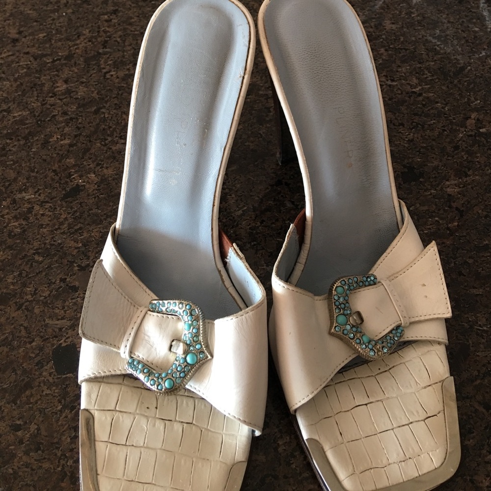 BCBG white / Turquoise heels