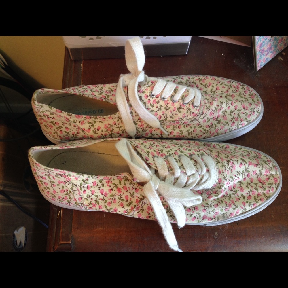 Floral Print tennis shoes