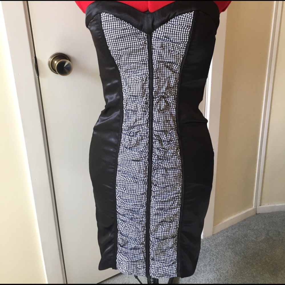 Strapless black n white bebe dress