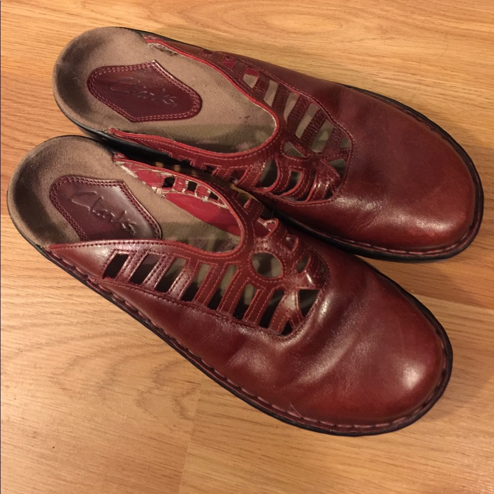 Clarks red clogs