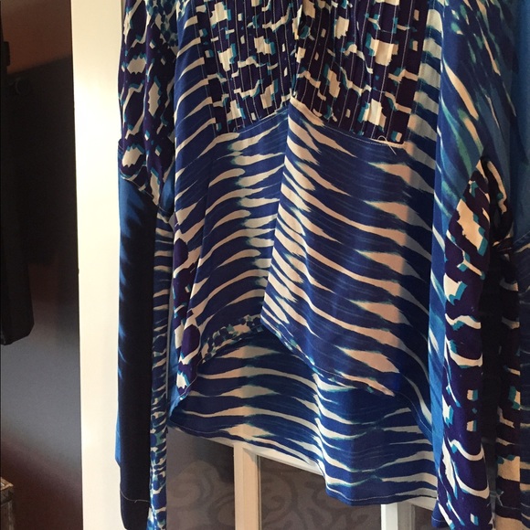 PJK Patterson J Kincaid Bell Sleeve Tunic - Picture 2 of 3