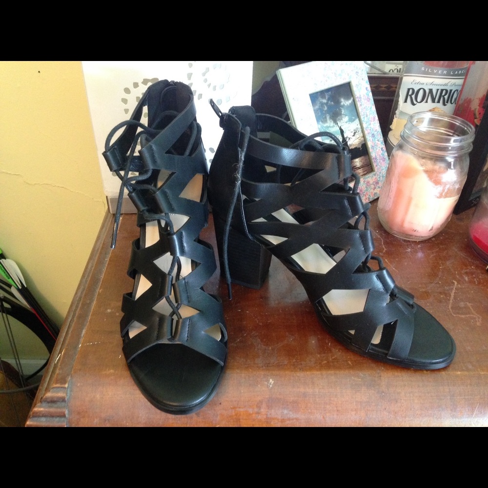 NEVEE WORN BLACK WEDGES