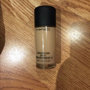NC15 Mac Studio Fix Fluid Foundation