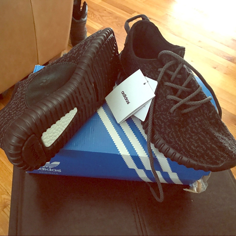 Yeezy Boost color black pirate