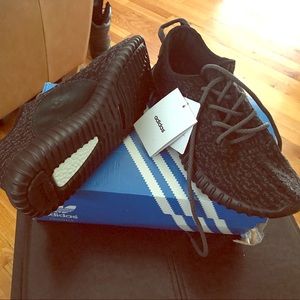 Yeezy Boost color black pirate